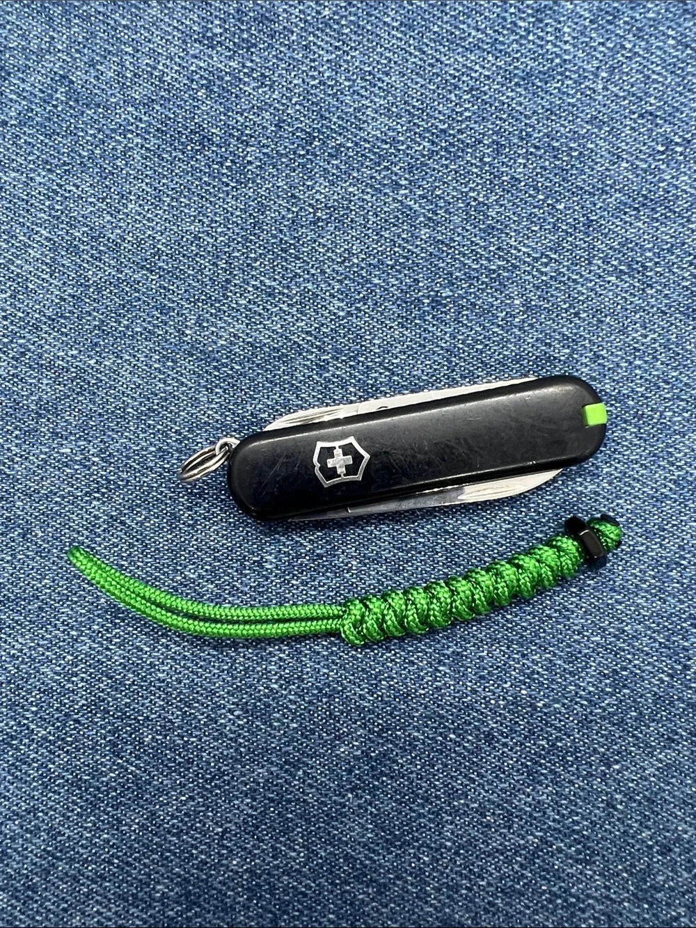 Victorinox Classic SD Swiss Army Knife 58mm SAK with Paracord Lanyard Preowned